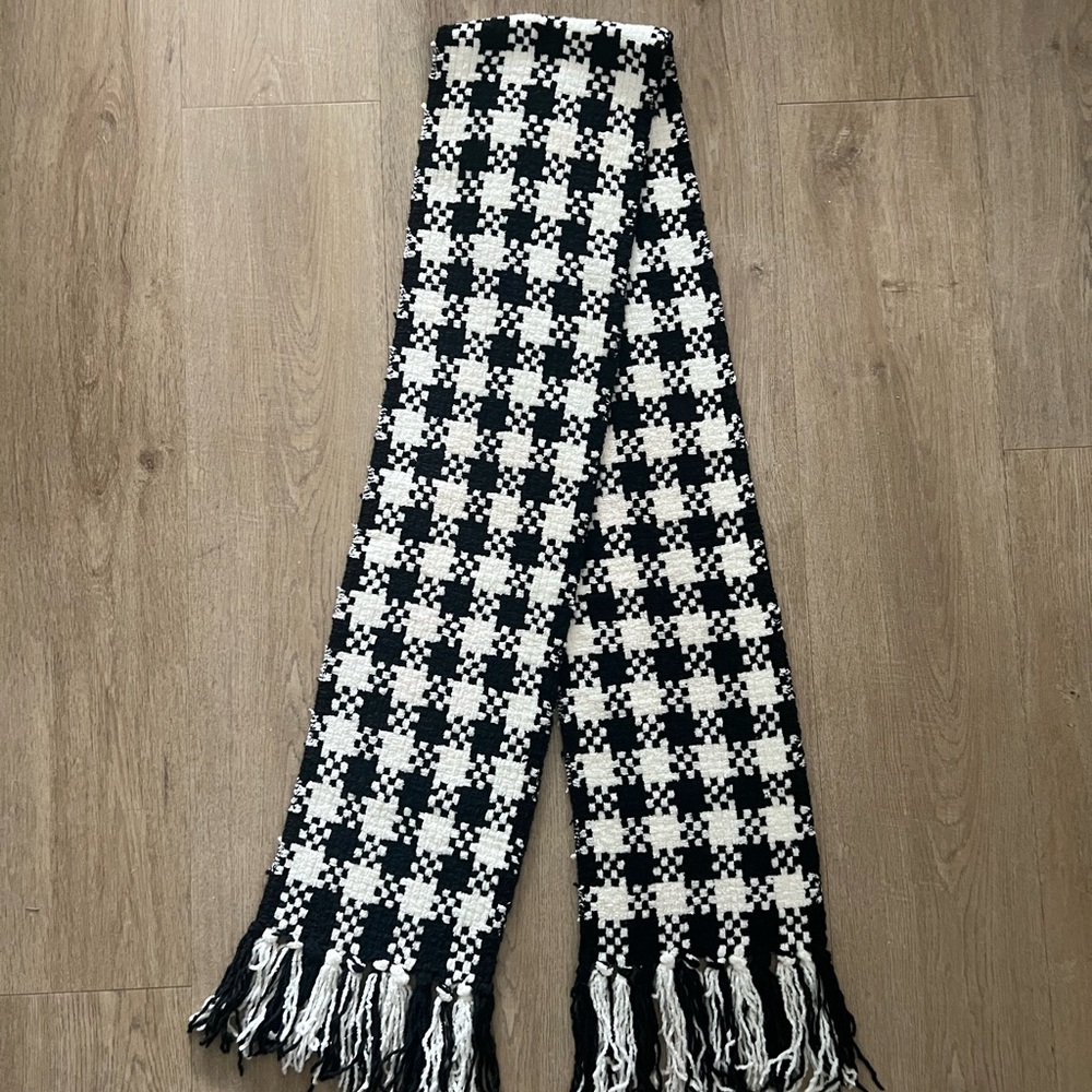 New Guess Checkered Chenille Fringe Scarf